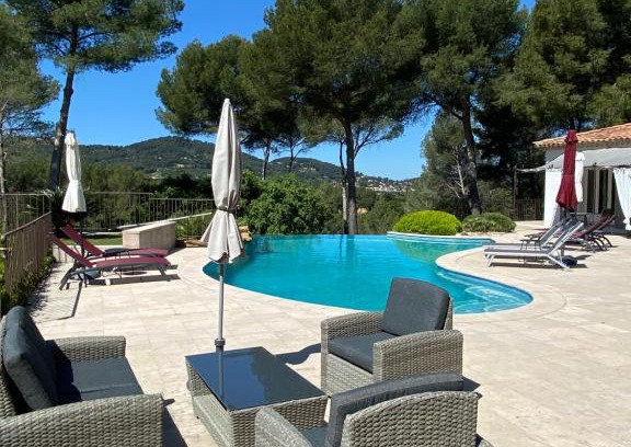 Le Beausset Bed & Breakfast | Experience Une Pause en Provence with Ocean View & Pool