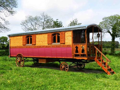 Sulniac Bed & Breakfast | Experience Une Roulotte et des Chevaux with Ocean Views