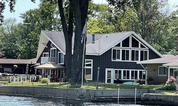 Paw Paw Lake House | Waterfront Cabin with Spa & Ocean View - Rated 9.8/10