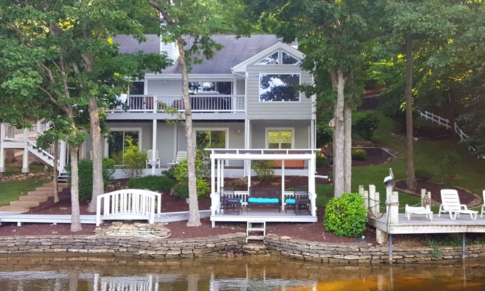 Lake Ozark House | Experience a 5-Star Lakefront Retreat at Horseshoe Bend