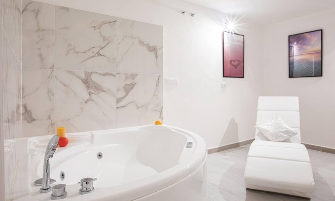 Rione V Ponte Apartment | Indulge in the Split Level Jacuzzi Suite Navona Experience