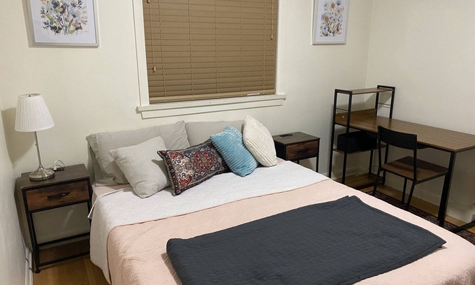 Capitol Hill Apartment | Peaceful Getaway near UofC and SAIT for Families