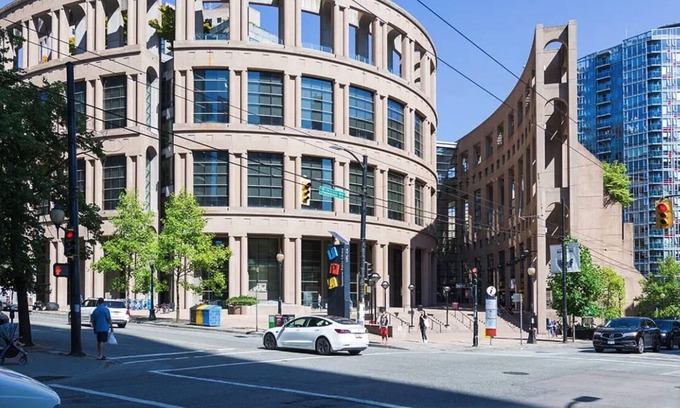 Vancouver South House | Distinct 1 Bed Retreat Near Queen Elizabeth Park