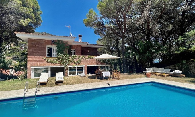 Canyet de Mar Villa | Unique 12p. villa in Rosamar Costa Brava, 1 minute walk from the beach!