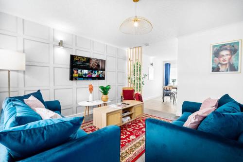 Stonnall House | Cozy 2 Bedroom House with Free Wifi, Garden & Parking