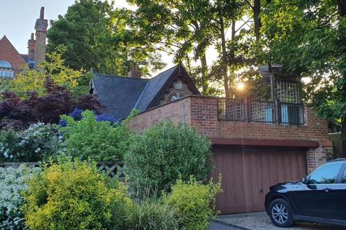 The Park Apartment | Pet-Friendly 3-Bedroom House with Free Parking in City Centre