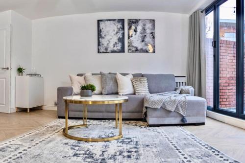 Limehouse Apartment | Stylish 3BD Flat with King Size Bed - Family Friendly Stay