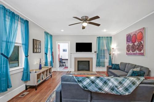 Eau Claire House | Inviting 3BR Retreat - Perfect for Families and Friends
