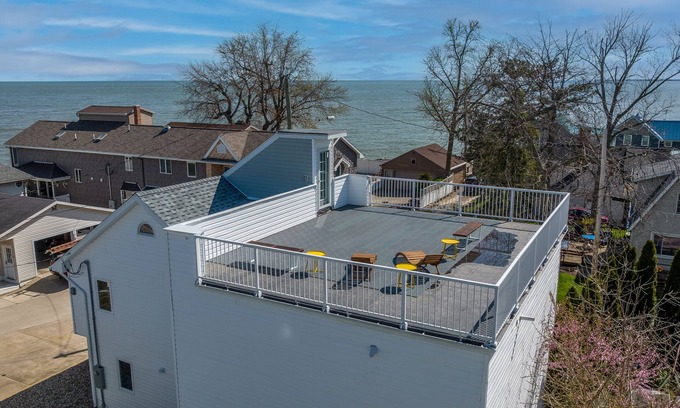 Huron House | Distinctive Lakeview Home with Rooftop Terrace & Pool