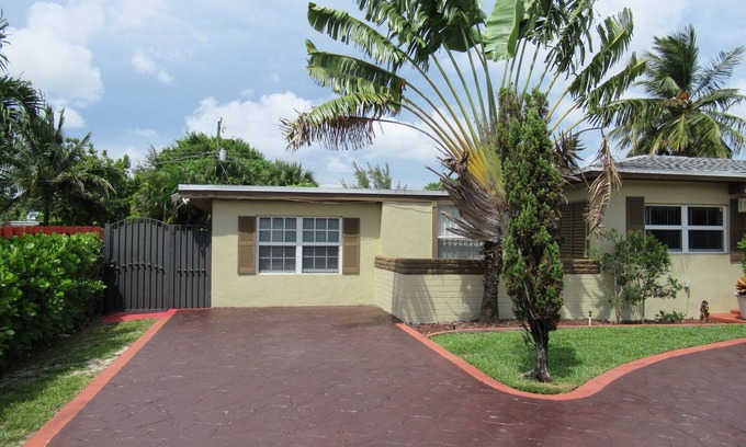 North Miami Apartment | Personalized Apartment with Pool & Ocean View in Miami