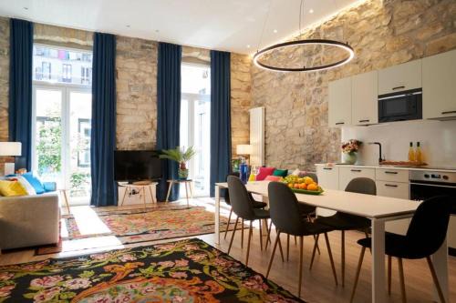 San Sebastian Centro Apartment | Stylish Apartment with AC in the Heart of Santiago