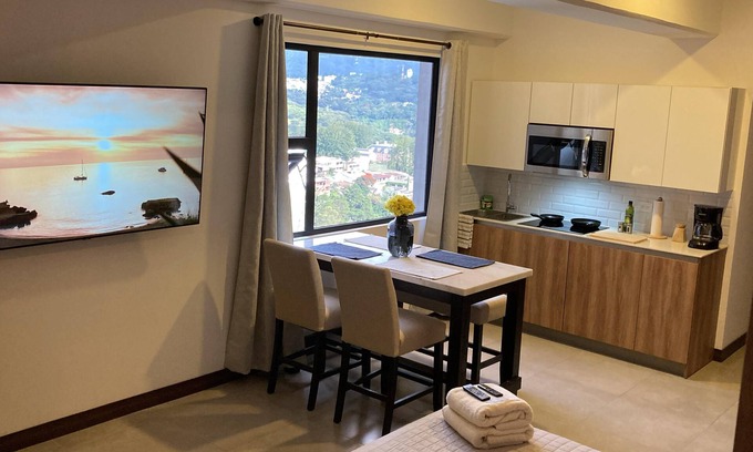 Zona 13 Apartment | Stylish Studio Apartment with City Views, Near Airport
