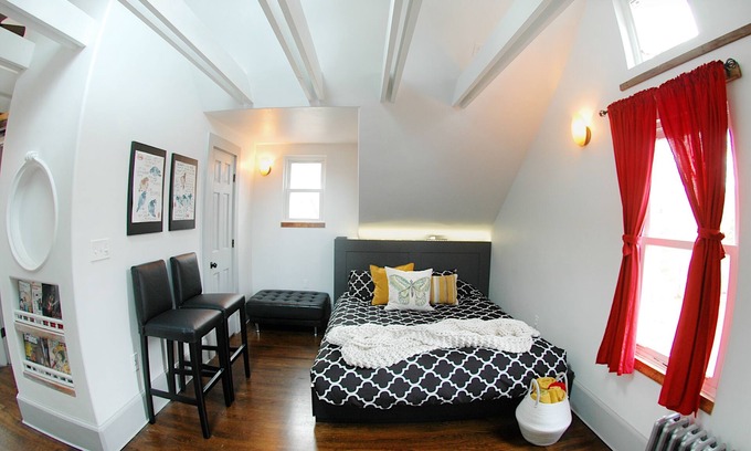 North Billerica House | Artistic Retreat with Ocean View & Sunporch Gallery