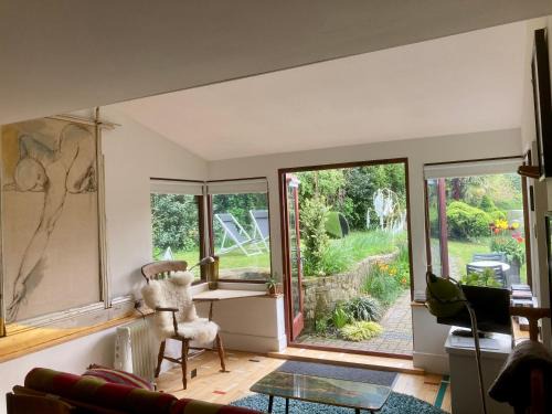 Pewsey Apartment | Artistic Studio Retreat with Private Garden & Family-Friendly Perks