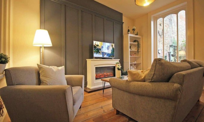 Ely House | Charming Cambridgeshire Home with Character & Family Amenities