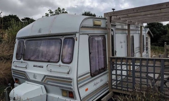 Penzance House | Unique caravan in a beautiful wildflower meadow. Private and in a peaceful area.