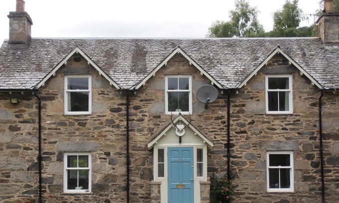 Aberfeldy Cottage | Charming Character Cottage with Spa & Hot Tub Retreat
