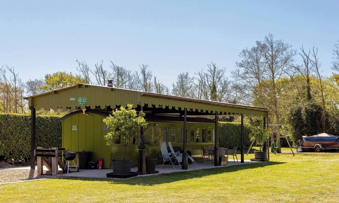 Birdham House | Inviting Railway Carriage Retreat with Pet-Friendly Amenities