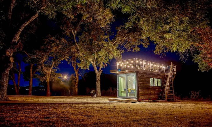 Waco Cabin | Elegant "Yellow & Blue" Tiny House with Kitchen & Breakfast