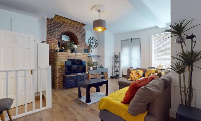Greenwich West Apartment | Cozy London Retreat with Breakfast & Family-Friendly Vibe