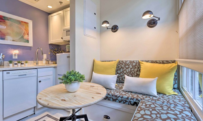 Downtown Apartment | Cozy Downtown Studio with Spa and Breakfast in Historic Mall