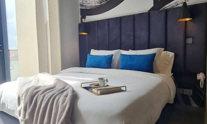 Calle 100 Apartment | Stylish Loft with Balcony, Pool & Spa Access Await You
