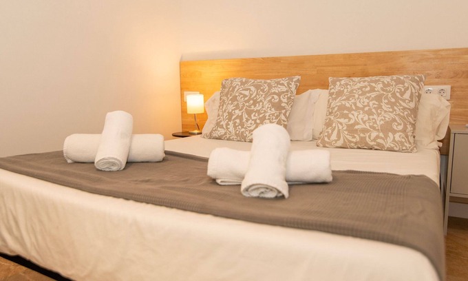 L'Amistat House | Inviting Estudio 7: Relax with Spa & Breakfast Amenities