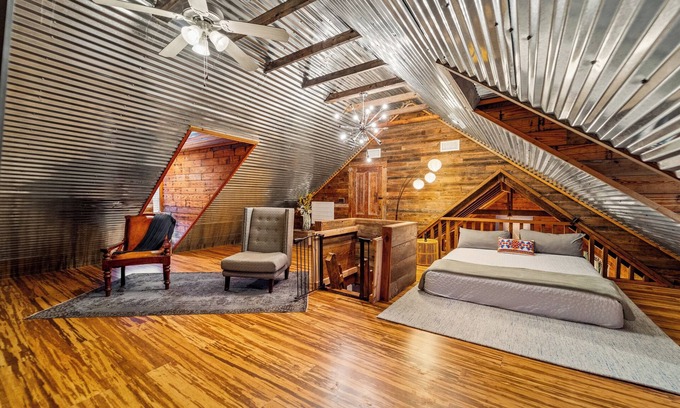 Travis County Other | Idyllic Farmhouse & Tiny House Retreat in the Countryside