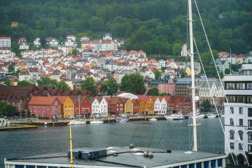 Bergen City Centre Apartment | Discover a Unique Gem with Bryggen Views and Family-Friendly Perks
