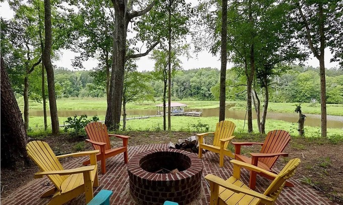 Farnham House | Unique Getaway with Private Pickleball Court