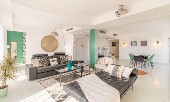 Toulouse City-Centre Apartment | Grand Penthouse Retreat in the Heart of Toulouse