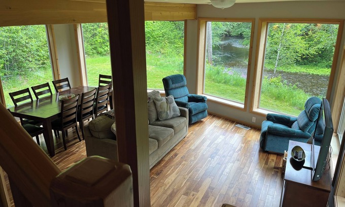 Bingen House | Idyllic Getaway in Willard: Riverfront Retreat with Spa