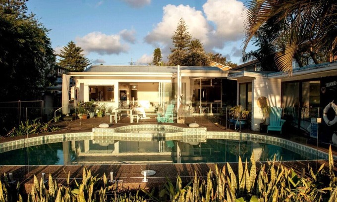 Narrabeen House | Serene Lagoon Oasis with Oceanfront Views for Families