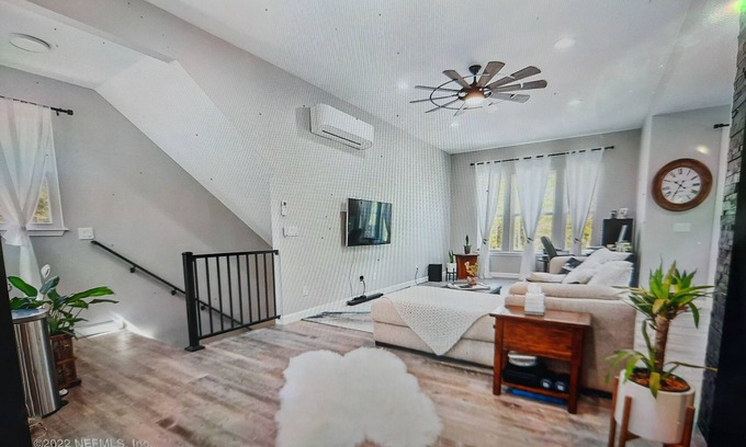 Putnam Hall House | Distinctive Loft with Open Floor Plan and Garage Access
