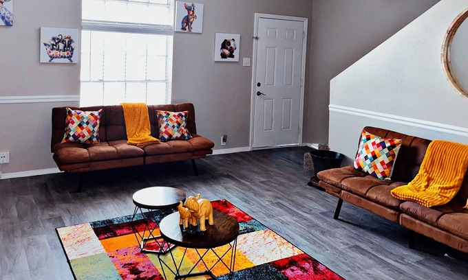 Brookhollow Apartment | Unique Lofty Townhome