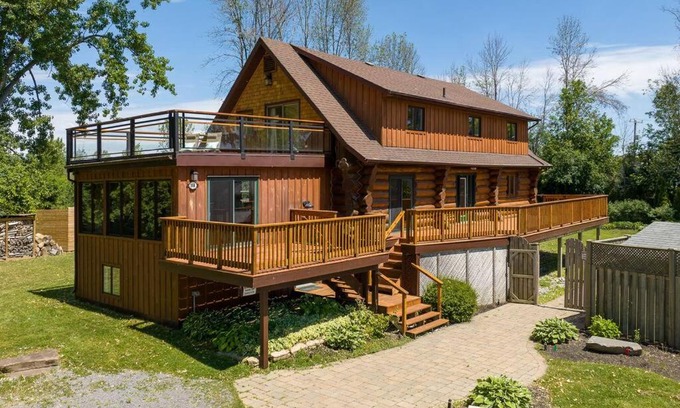 Brighton House | Enchanting Log House Retreat with Spa by Presque'ile Park