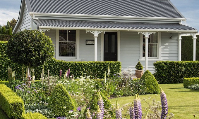 Springlands Cottage | Unique luxury cottage in the heart of Marlborough's wine region central location
