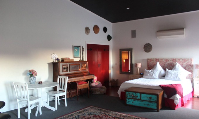 Earlston Bed & Breakfast | Unique Farmstay with Ocean View & Inviting Pool