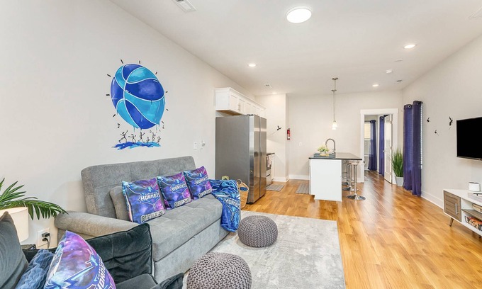 Third Ward House | Unique Luxury Uptown Suite | Walk to BOA & Convention Center | Pet Friendly | Hornet Themed Oasis!