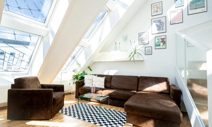Erdberg Apartment | Stylish Maisonette Apartment with Scenic Gasometer Views