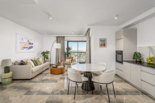 Jerusalem City Centre Apartment | Remarkable Masterpiece in Jerusalem with Hot Tub Access