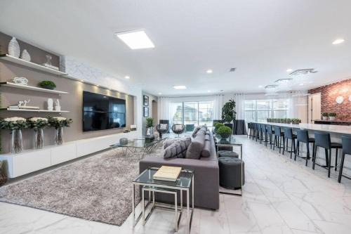 Kissimmee House | Unique Masterpiece: 15 Suites with Pool & Spa Access