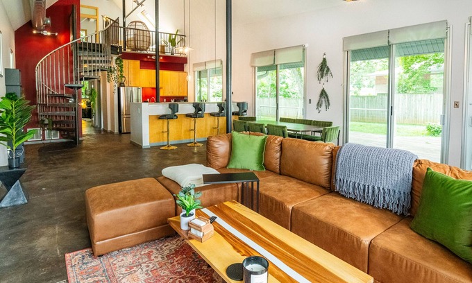 Bloomington House | Impressive Loft with Whirlpool Tub near IU - Rated 10/10