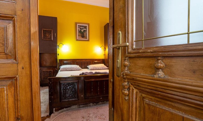 Old Town House | Charming Old Town Retreat: Steps to Beach & Harbour