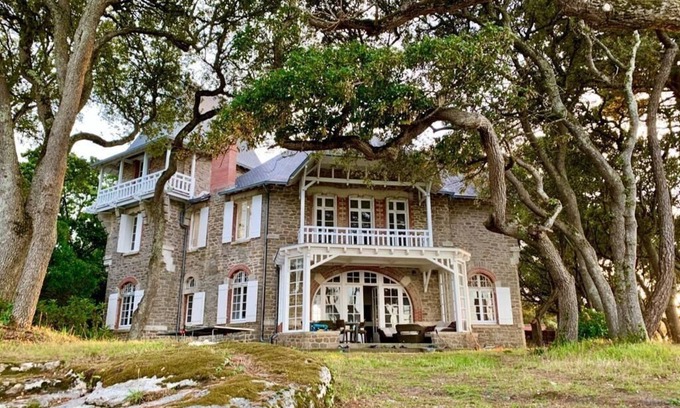 Noirmoutier-en-l'Ile Villa | Panoramic Sea Views with Private Beach Access Await You