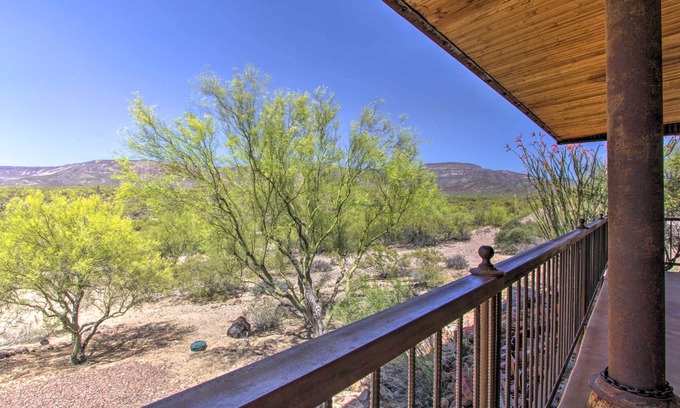 New River House | Inviting Phoenix Retreat with 2-Tier Patio & Grilling Area