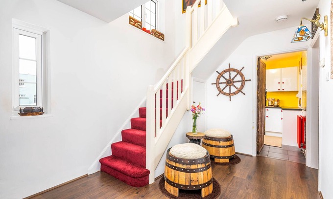 Mabe Cottage | Cozy Pirate Cottage with Hot Tub in Penryn, Falmouth