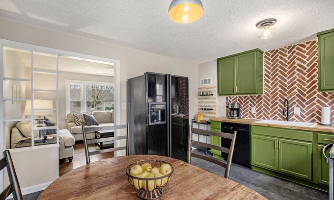 Mission House | Pet-Friendly Renovated 2 Bedroom Home - Rated 9.6/10