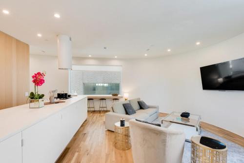 Lake Highlands House | Unique Round House, Near State Fair, Modern Luxury