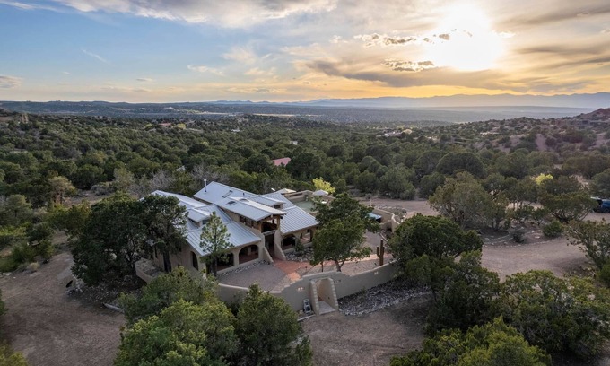 Santa Fe Villa | Idyllic 5-Bedroom Retreat with Spa and Hot Tub Amenities
